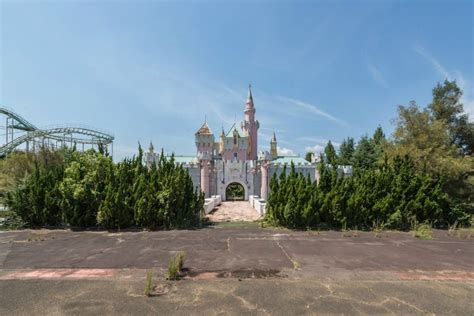 These Photos Of The Abandoned Japanese 'Disneyland' Are Every Bit Dark ...