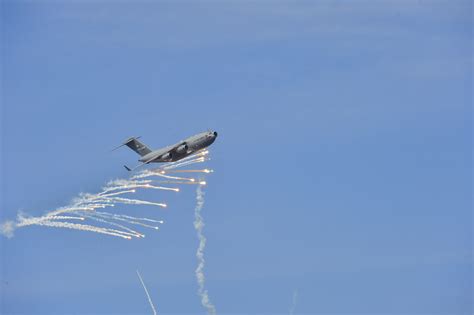 Flares keep birds in the sky > Air Force > Article Display