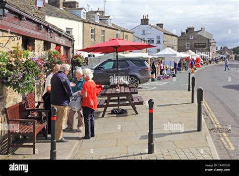 Market day hawes market town hi-res stock photography and images - Alamy