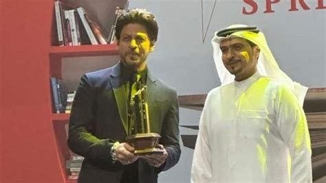 Shah Rukh Khan receives award in Sharjah, wins over audience with ...