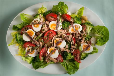 A Classic French Salad Niçoise Recipe with Tuna, Anchovy & Potato