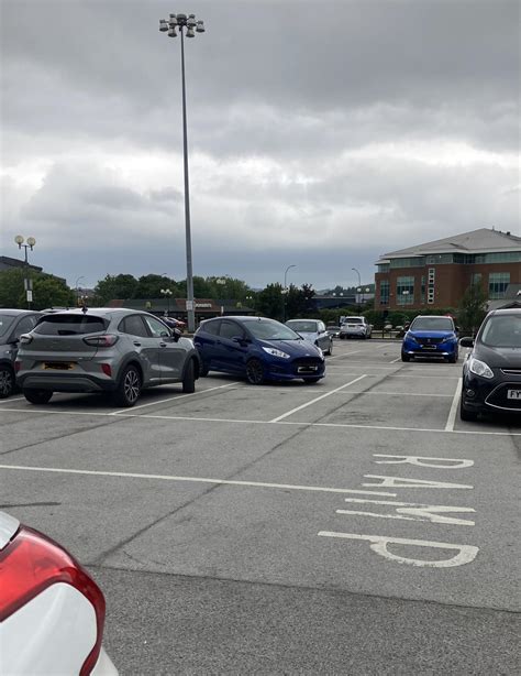 Saw this tremendous parking at Meadowhall retail park today. 10/10 : r ...