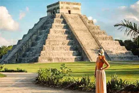 Kukulkan Temple: the biggest pyramid Chichen Itza mayan ruins