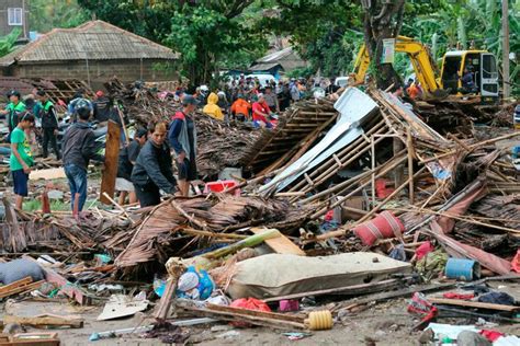 'Run, A Wave Is Coming!' - Panic And Devastation After Tsunami In Indonesia | HuffPost News