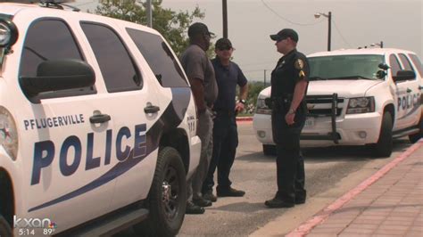 Pflugerville police officers return home after helping in Houston - YouTube