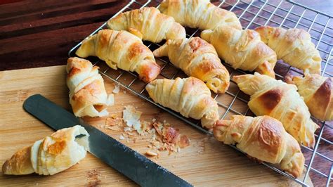 I just found out this easy croissant recipe, no need to roll the dough. - YouTube