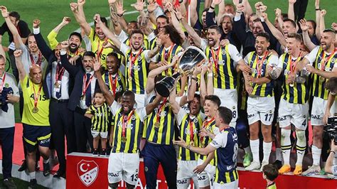 Fenerbahçe, seremoniye 5 yıldızlı formalarla çıktı