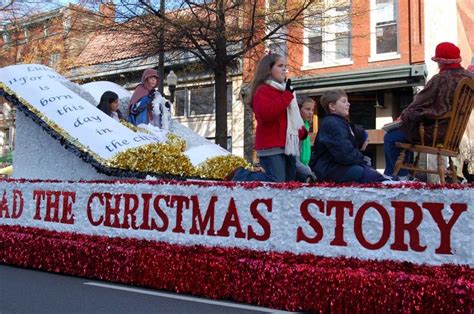 people are riding in a float down the street with christmas decorations ...