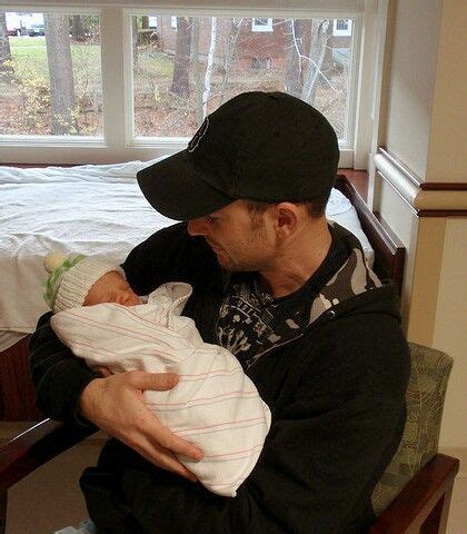 Chris Evans holding his baby nephew. Chris Evans Captain America, Capitan America Chris Evans ...