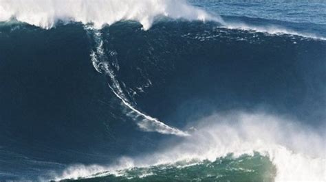 Hawaiian surfer breaks wave-riding record - BBC Sport