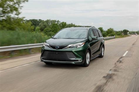 Toyota Sienna: Which Should You Buy, 2021 or 2022? | Cars.com