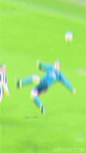 Bicycle kick Gif : Ronaldo, Messi, Pele & More - Mk GIFs.com