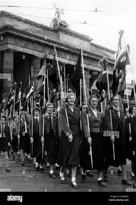 Nazi rally at the brandenburg gate Black and White Stock Photos ...