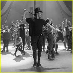 Zac Efron Shows Off His Singing & Dancing Skills in ‘Greatest Showman’ Rehearsal Video – Watch ...