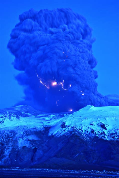 Incredible Images of Iceland Volcano from Just a Few Kilometers Away - Universe Today