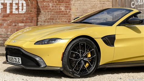 Aston Martin Vantage Roadster | 2021MY (Color: Yellow Tang) | Detail