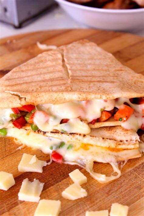 Cheesy Vegetarian Pita Sandwiches | FaveHealthyRecipes.com