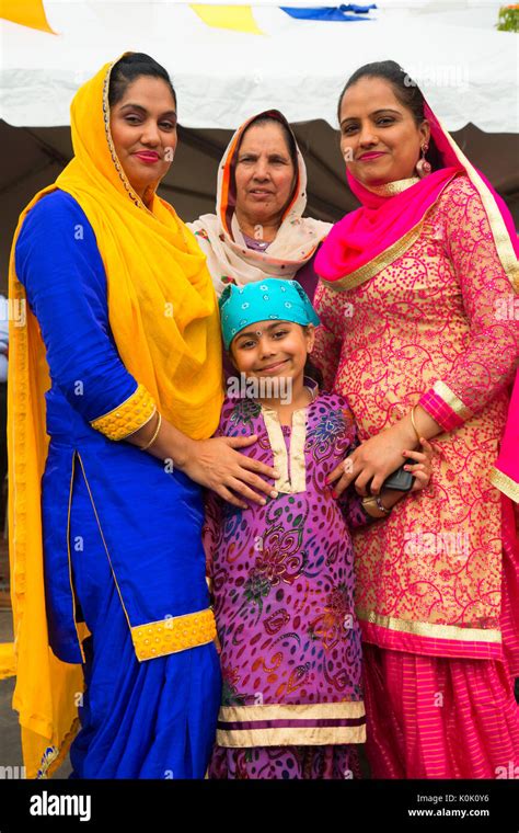 Sikh family hi-res stock photography and images - Alamy