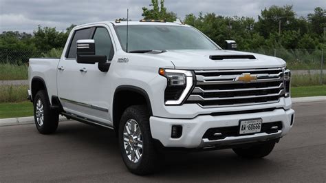 2024 Chevrolet Silverado 2500 gets more power and better looks - Reviews | Driving