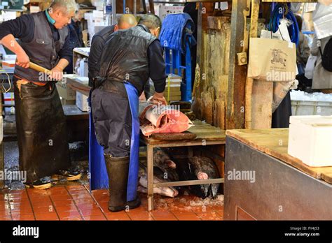 Cutting Tuna fish, fish market, Tokyo, Japan Stock Photo - Alamy