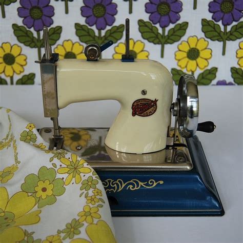 Vintage Miniature Toy Sewing Machine | Sewing machine, Sewing toys, Vintage sewing rooms