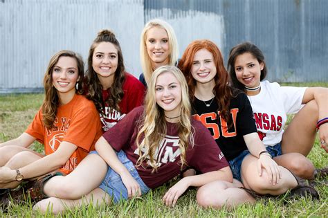 Luscombe Farms senior girl group photo session #prompictureposes | Group senior pictures, Girl ...