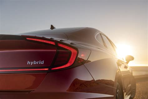 2022 Toyota Camry Hybrid vs. 2022 Hyundai Sonata Hybrid: Pros and Cons ...