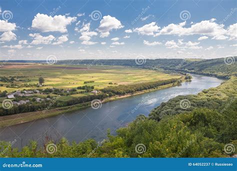 Landschap met rivier stock afbeelding. Image of dorp - 64052237