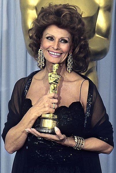 1990 SOPHIA LOREN with her Honorary Oscar at the Academy Award Ceremony. | Sophia loren, Sofia ...