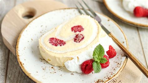 Lemon and raspberry roulade | British Recipes | GoodtoKnow