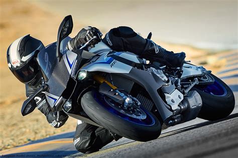 2015 Yamaha YZF-R1M - An Exclusive Track Weapon - Asphalt & Rubber