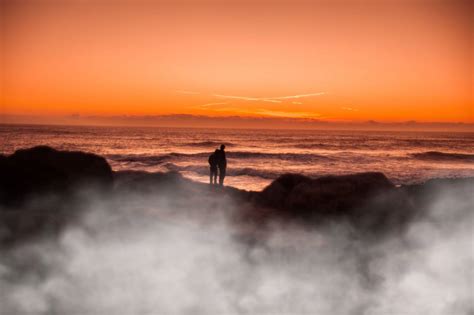 🥇 Imagen de océano puesta de sol pareja personas silueta rocas orilla - 【FOTO GRATIS】 100025343