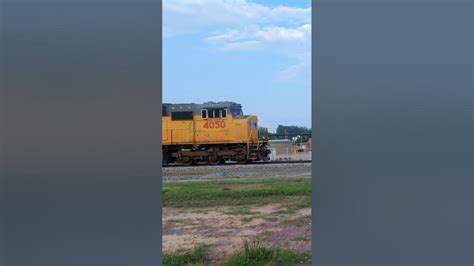 UP 4050 (SD70M) Sounds Horn Heading South | Oklahoma #trains #trainspotting #shorts - YouTube