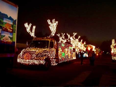 80 Trucks Decorated for Christmas | Holiday parade floats, Christmas ...