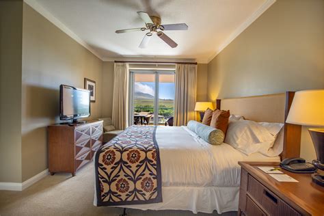 Rooms & suites with ocean views | Outrigger Honua Kai Resort & Spa