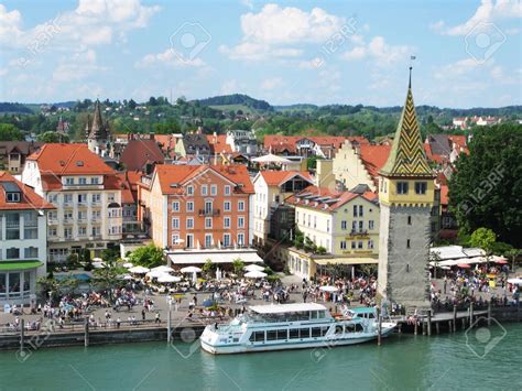 a boat is in the water near some buildings and people are standing on ...