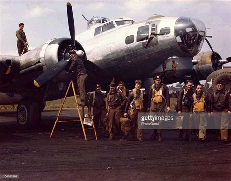 Portrait of the crew of a Boeing B-17 Flying Fortress heavy bomber ...