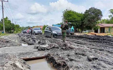 Jalan Rusak Parah, TNI Polri di Gunung Mas Bantu Urai Kemacetan