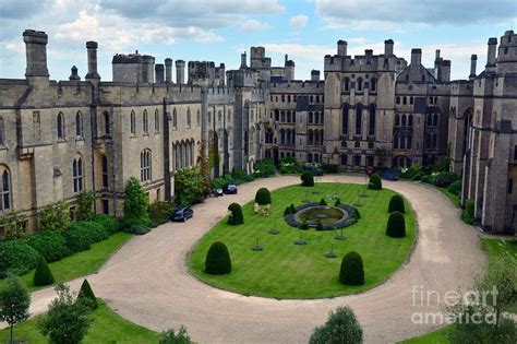 Daedalus- lush green courtyard is a hard opposite from the dark and barren labyrinth | Arundel ...