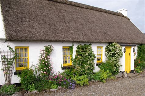 Spirit of Ireland Seaward Workshop Journey: Classic Thatched Roof Cottage