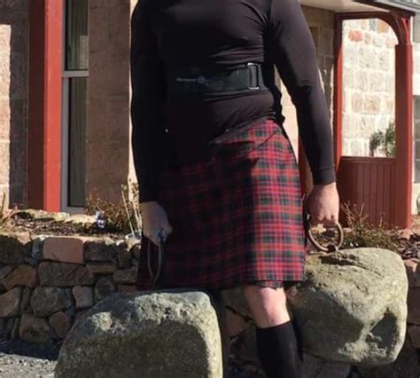 US tourist breaks record for lifting Scotland's Dinnie Stones