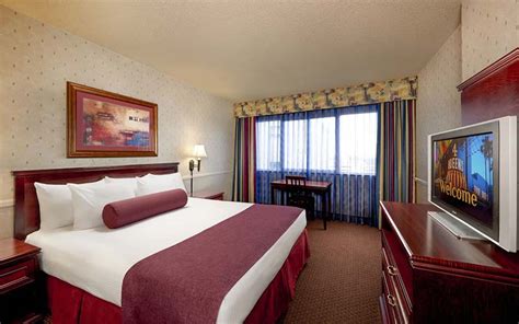 Four Queens Rooms & Suites | Photos & Info | Las Vegas Hotels