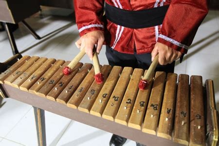 Kolintang Traditional Music From Minahasa: Cara Memainkan Alat Musik ...