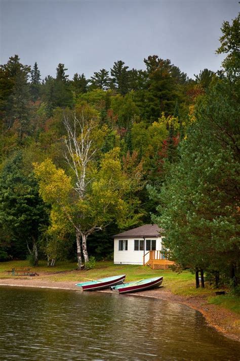 Cottage On The Lake stock photo. Image of hotel, boat - 21400672