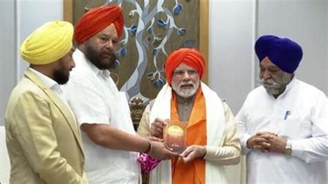 Sikh delegation meets PM Modi at his residence to offer blessings ...