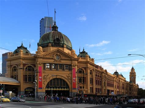 File:Flinders street train station melbourne.jpg - Wikipedia