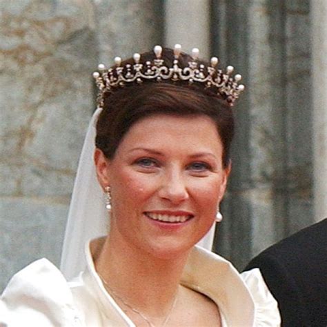 Royal wedding tiaras: The spectacular diamond and pearl tiaras worn by ...