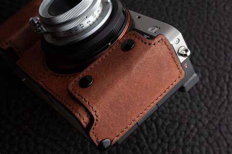 Nice images of the Sony A7c with leather case – sonyalpharumors