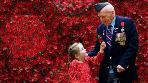 London Poppy Day: Rishi Sunak sells poppies at Tube station - BBC News