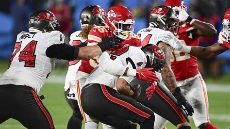 Kansas City Chiefs defensive end Frank Clark Chiefs envelops Tampa Bay ...